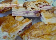 Empanada de jamón, queso y dátiles