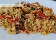 Arroz con pollo y champiñones